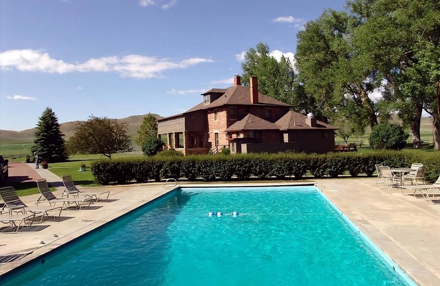 Your Home Away from Home! Onsite Bar, Outdoor Pool, Free Parking and Breakfast!