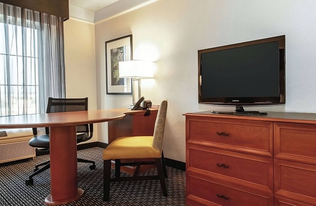 Your Home Away From Home! Family-Friendly Unit To Relax. Near Golden Oak Park