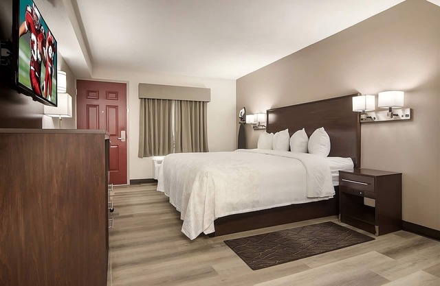 Your Home Away From Home! Pets Allowed, Free Parking