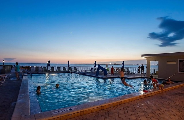 Your Home Away From Home! Onsite Pool, Kitchen, Free Parking