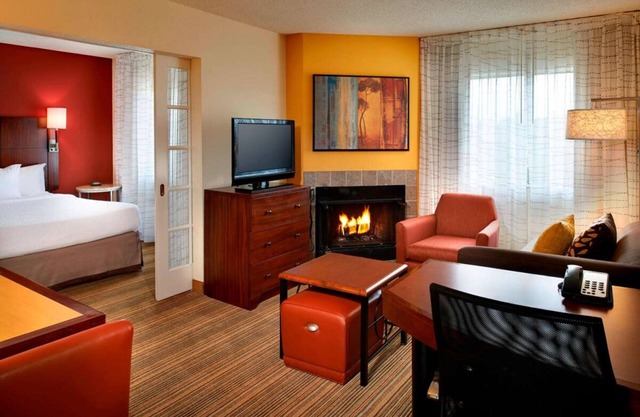 Your Home Away From Home! 2 Posh Units, w/ Pool, Pet-Friendly, Free Breakfast!