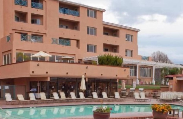 Your Home Away From Home! Free Parking, Pool, Steps To Central Coast Aquarium