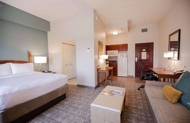 Your Home Away From Home! Free Breakfast, Free Parking, Pets Allowed, Pool!