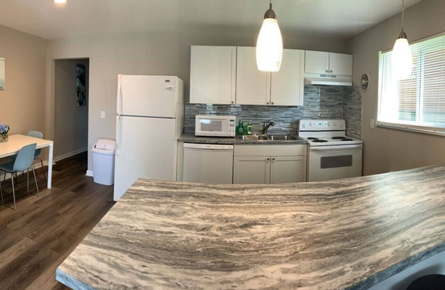 Updated Cozy 2 Bedroom Apt- Centrally located