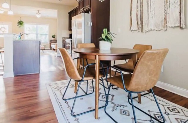 Your home away from home! Beautiful Modern Townhome, Georgetown KY!