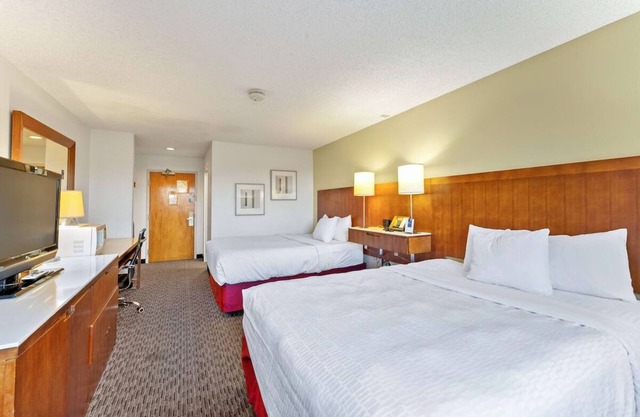 Your Ideal Base for Park Adventures & Exploration! Free Breakfast, Pool Access!