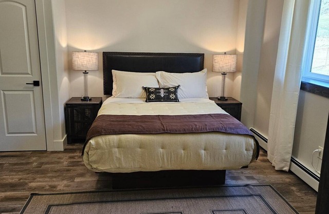 Your Ideal Retreat! Onsite Parking, Heated Pool, Near Gardiner Downtown