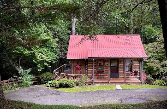 Fin de votre voyage! Authentique cabane en rondins, confortable, moderne avec un ruisseau aussi!