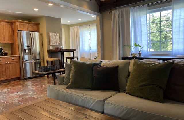 Your Lake House this summer! Cozy cottage with full lake community amenities!