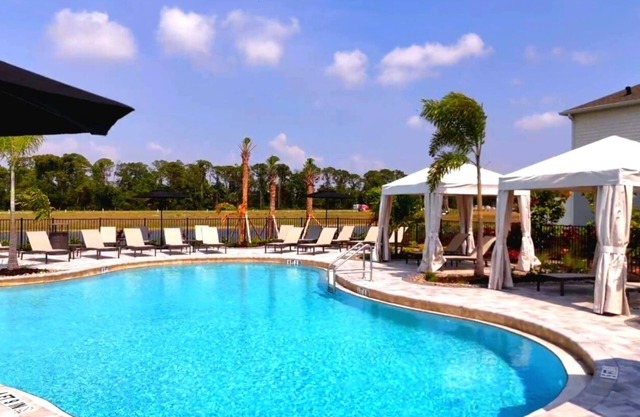 Your New Vacation Place in Fantastic Nokomis Charming 3-bedroom townhome AC/WIFI