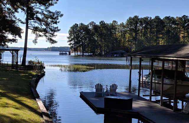 Belle 5 BR 3 1/2 Bath Lake Front Home situé sur calme Pea Hill Creek