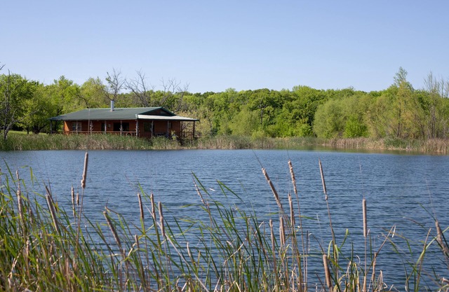 Votre propre cabane en rondins au bord du lac privé sur un ranch de 970 acres.