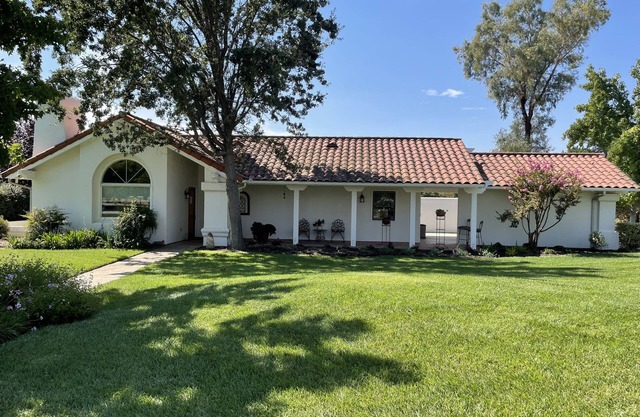 CHARMANTE CASITA SUR 10 ACRES PROCHE DE LA VILLE