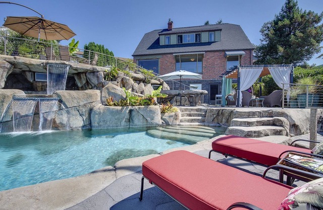 Votre Own Private Urban Oasis