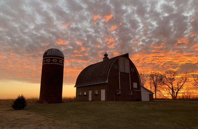 Your own10-acre beautiful 1925 farmhouse, 2 bunkhouses & fun enchanted cottage
