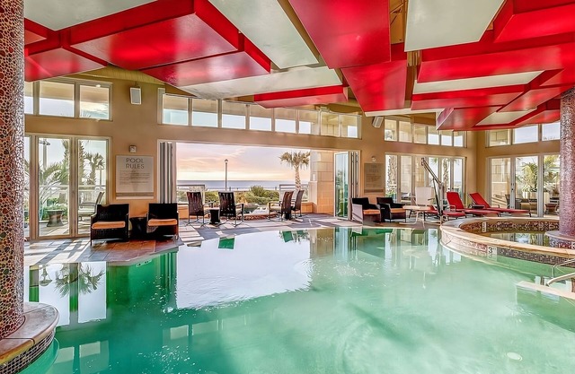 Your Perfect Beach Hideaway! Full Kitchen, Swimming Pool, Ocean Front!