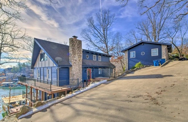 Your Perfect Lakeside Getaway – Spacious & Fun with an Amazing Dock
