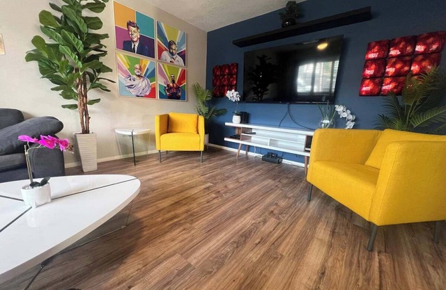 Your pet friendly Tampa pool home, right between the beaches and Tampa proper!