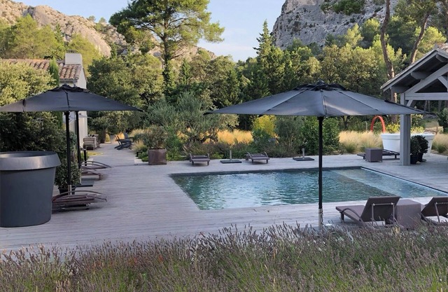 Votre refuge au cœur des alpilles, un lieu privilégié au milieu des pins.
