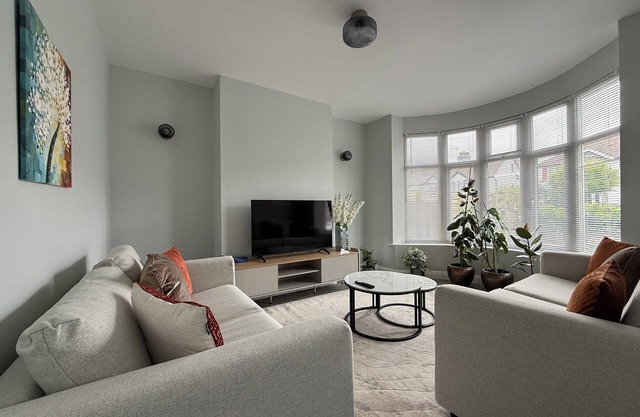 Your Relaxing 2-Bed Getaway with Parking