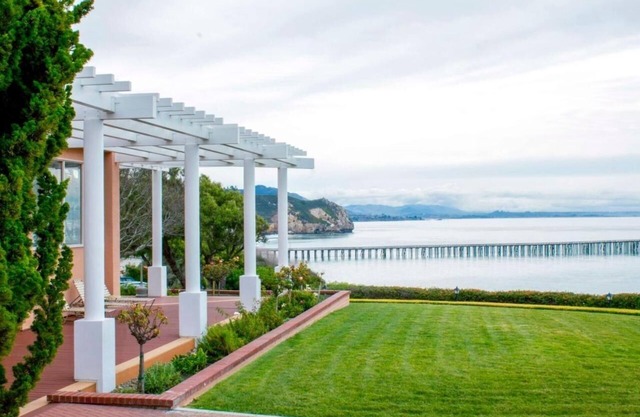 Your Relaxing Getaway Awaits! 2 Comfortable Units, Free Parking, Onsite Pool