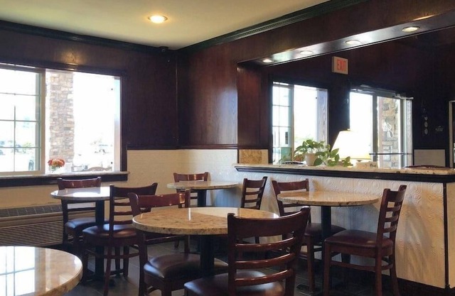 Your Relaxing Getaway Awaits in GuestHouse Kelso Longview! 2 Affordable Units