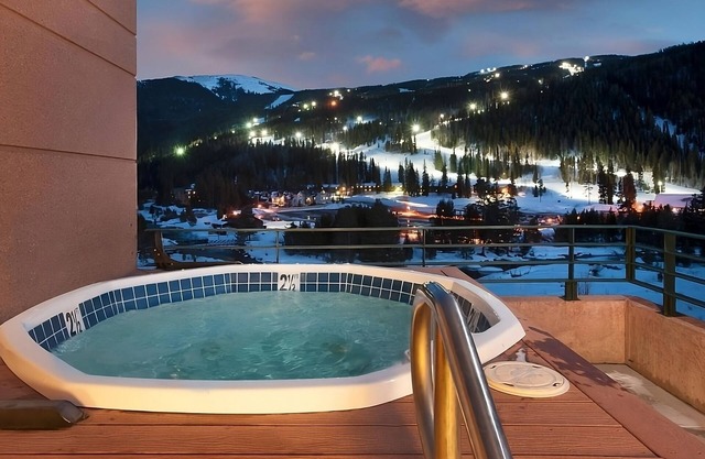 Your Ski Paradise with Morning Delight! Free Breakfast, Jacuzzi, Pets Allowed!
