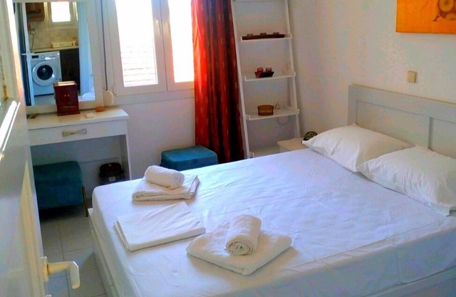YourHome2 4-7 min Walking distance to the market, restaurants, bars and beach!