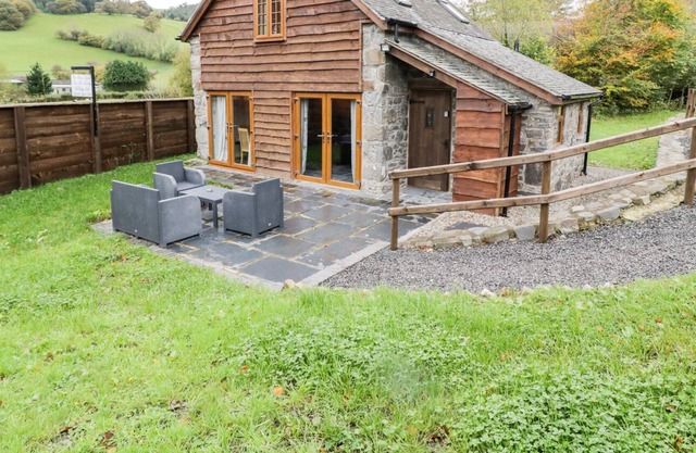 Yr Hen Efail, LLANFYLLIN
