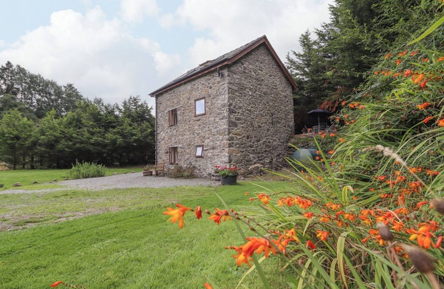 YR HEN FELIN, pet friendly, character holiday cottage in Llanfyllin
