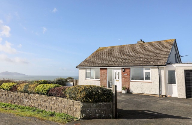 Yr Orsedd, LLANFAETHLU