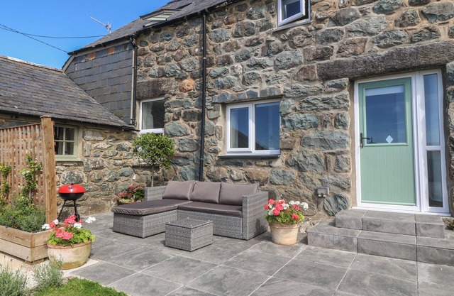 YR YSGUBOR, pet friendly, country holiday cottage in Dyffryn Ardudwy
