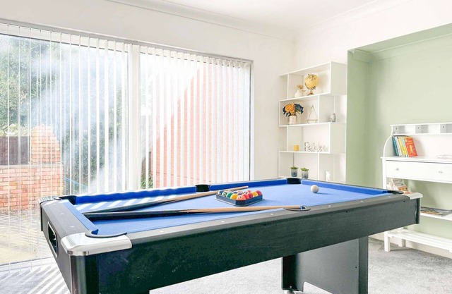Zen 8-Bedroom Den in Edgbaston