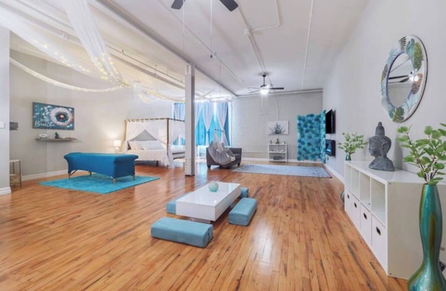Zen Den Downtown loft W/KING BED & massage table