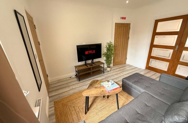 Zen-Inspired Flat - Easy Access to Central Reading