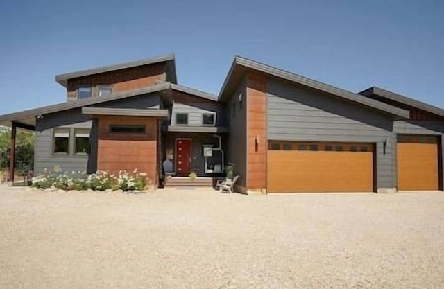 Zen Mountain Home, 4 Bedrooms, 3.5 bath, Hot Tub, Pet Friendly