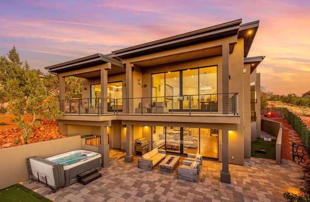 Zendona | Luxury Estate | Hot Tub, Putting Green and Fire Pits | Stunning Views | Near Trails
