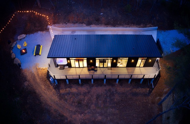 Zenplicity Cabin. Pet friendly, views, hot tub, smart home! 5 minutes from TGSP