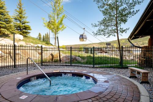 Zephyr Mountain Lodge 1420 Ski-In Ski-out Winter Park Resort base