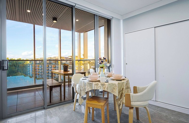 Zetland walk to Train Station/Shopping Centre/Pool
