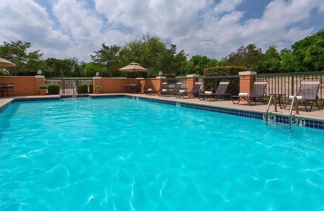 Zilker Metropolitan Park Tour! 4 Spacious Units w/ FREE Parking, Outdoor Pool!