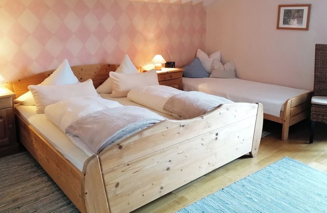 Zimmer Hühnerglück, Ostseite mit Balkon, 2. Etage, 23 qm