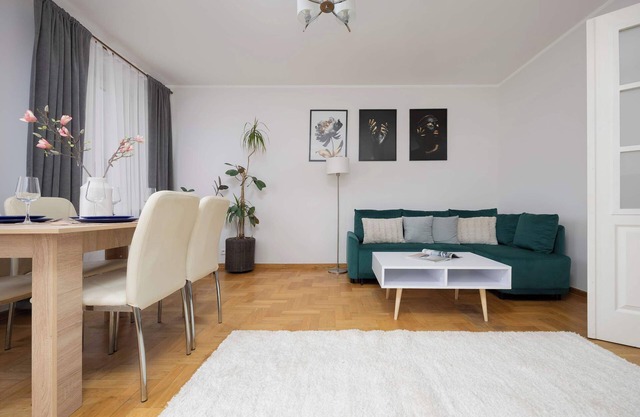 Zimna 2 | Spacious Apartment | Smart TV