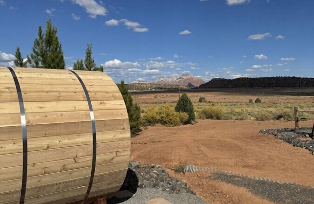 Sauna~Zion view~Hot Tub~RV Parking~27 miles Zion
