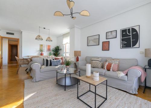 Delicias Appartement | Ático con terraza, parking y piscina
