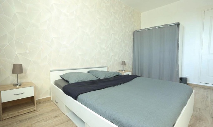 Montereau-Fault-Yonne Maison | Élégante chambre