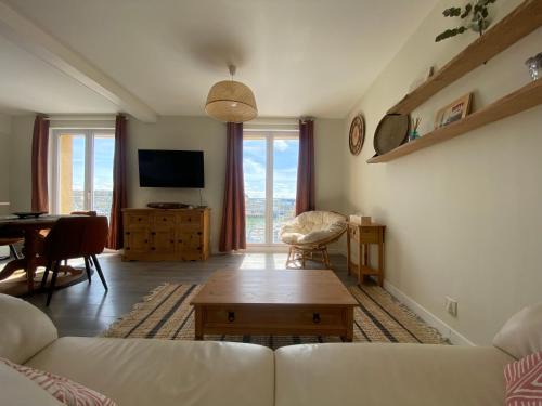 Dieppe Appartement | Établissement 3 étoiles avec ASCENSEUR, 3 appartements lumineux vue port avec balcon, 200m de la mer, Wifi Fibre, tous service inclus
