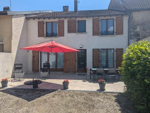 Champigny-sous-Varennes Maison | Évasion champêtre : Maison spacieuse avec terrasse, proche sites historiques et thermes - FR-1-611-2