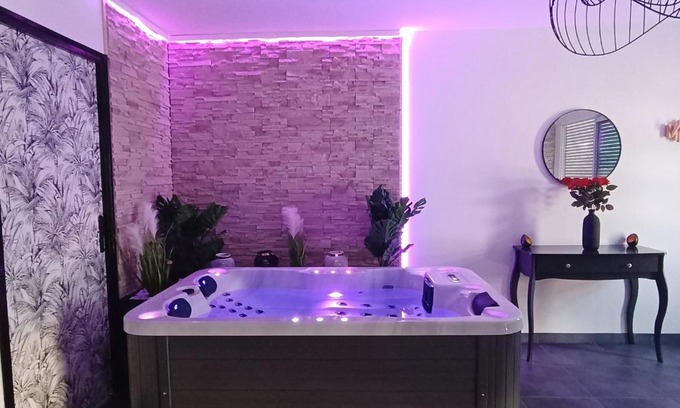 Rosieres-pres-Troyes Appartement | Évasion romantique avec jacuzzi intérieur