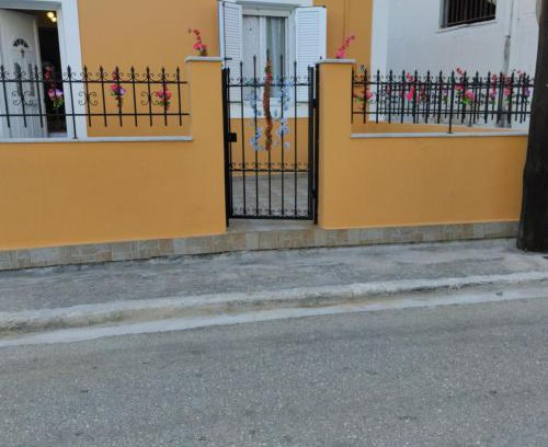 Lixouri Maison | ΜΟΝΟΚΑΤΟΙΚΙΑ ΑΝΕΞΑΡΤΗΤΗ ΣΕ ΚΕΝΤΡΙΚΟ ΔΡΟΜΟ